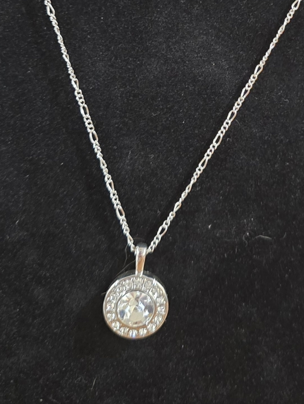 NWOT Halo-style Pendant Swarovski Crystal Pendant Necklace